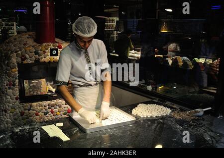 Dolci tipici di Istanbul - lo stretto del Bosforo - TURCHIA Foto Stock