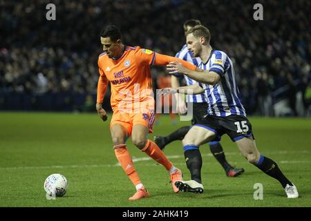 SHEFFIELD, Inghilterra - Dicembre 29th Robert Glatzel di Cardiff City in azione con Tom fecce durante il cielo di scommessa match del campionato tra Sheffield mercoledì e Cardiff City a Hillsborough, Sheffield domenica 29 dicembre 2019. (Credit: Mark Fletcher | MI News( la fotografia può essere utilizzata solo per il giornale e/o rivista scopi editoriali, è richiesta una licenza per uso commerciale Foto Stock