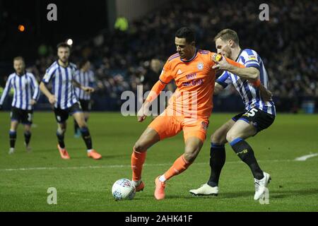 SHEFFIELD, Inghilterra - Dicembre 29th Robert Glatzel di Cardiff City in azione con Tom fecce durante il cielo di scommessa match del campionato tra Sheffield mercoledì e Cardiff City a Hillsborough, Sheffield domenica 29 dicembre 2019. (Credit: Mark Fletcher | MI News( la fotografia può essere utilizzata solo per il giornale e/o rivista scopi editoriali, è richiesta una licenza per uso commerciale Foto Stock