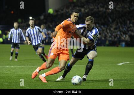 SHEFFIELD, Inghilterra - Dicembre 29th Robert Glatzel di Cardiff City in azione con Tom fecce durante il cielo di scommessa match del campionato tra Sheffield mercoledì e Cardiff City a Hillsborough, Sheffield domenica 29 dicembre 2019. (Credit: Mark Fletcher | MI News( la fotografia può essere utilizzata solo per il giornale e/o rivista scopi editoriali, è richiesta una licenza per uso commerciale Foto Stock