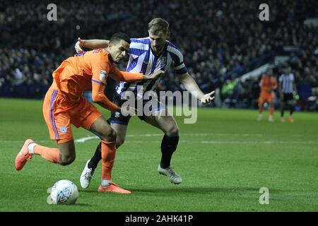 SHEFFIELD, Inghilterra - Dicembre 29th Robert Glatzel di Cardiff City in azione con Tom fecce durante il cielo di scommessa match del campionato tra Sheffield mercoledì e Cardiff City a Hillsborough, Sheffield domenica 29 dicembre 2019. (Credit: Mark Fletcher | MI News( la fotografia può essere utilizzata solo per il giornale e/o rivista scopi editoriali, è richiesta una licenza per uso commerciale Foto Stock