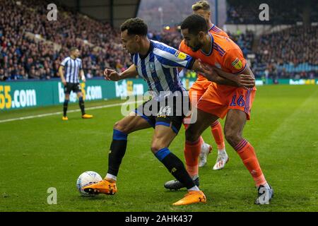 SHEFFIELD, Inghilterra - Dicembre 29th Giacobbe Murphy di Sheffield mercoledì in azione con Cardiff City's Curtis Nelson durante il cielo di scommessa match del campionato tra Sheffield mercoledì e Cardiff City a Hillsborough, Sheffield domenica 29 dicembre 2019. (Credit: Mark Fletcher | MI News( la fotografia può essere utilizzata solo per il giornale e/o rivista scopi editoriali, è richiesta una licenza per uso commerciale Foto Stock