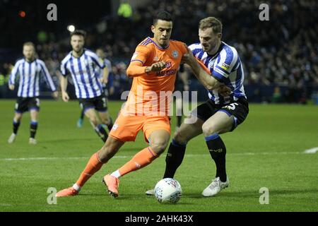 SHEFFIELD, Inghilterra - Dicembre 29th Robert Glatzel di Cardiff City e Tom fecce di Sheffield Mercoledì durante il cielo di scommessa match del campionato tra Sheffield mercoledì e Cardiff City a Hillsborough, Sheffield domenica 29 dicembre 2019. (Credit: Mark Fletcher | MI News( la fotografia può essere utilizzata solo per il giornale e/o rivista scopi editoriali, è richiesta una licenza per uso commerciale Foto Stock