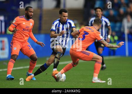 SHEFFIELD, Inghilterra - Dicembre 29th Giacobbe Murphy di Sheffield Mercoledì prende su Cardiff City è Joe Bennett durante il cielo di scommessa match del campionato tra Sheffield mercoledì e Cardiff City a Hillsborough, Sheffield domenica 29 dicembre 2019. (Credit: Mark Fletcher | MI News( la fotografia può essere utilizzata solo per il giornale e/o rivista scopi editoriali, è richiesta una licenza per uso commerciale Foto Stock