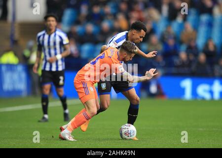 SHEFFIELD, Inghilterra - Dicembre 29th Giacobbe Murphy di Sheffield Mercoledì prende su Cardiff City è Joe Bennett durante il cielo di scommessa match del campionato tra Sheffield mercoledì e Cardiff City a Hillsborough, Sheffield domenica 29 dicembre 2019. (Credit: Mark Fletcher | MI News( la fotografia può essere utilizzata solo per il giornale e/o rivista scopi editoriali, è richiesta una licenza per uso commerciale Foto Stock