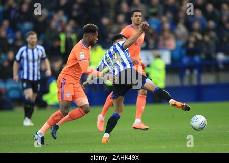 SHEFFIELD, Inghilterra - Dicembre 29th Giacobbe Murphy di Sheffield mercoledì in azione con Leandro Bacuna di Cardiff City durante il cielo di scommessa match del campionato tra Sheffield mercoledì e Cardiff City a Hillsborough, Sheffield domenica 29 dicembre 2019. (Credit: Mark Fletcher | MI News( la fotografia può essere utilizzata solo per il giornale e/o rivista scopi editoriali, è richiesta una licenza per uso commerciale Foto Stock