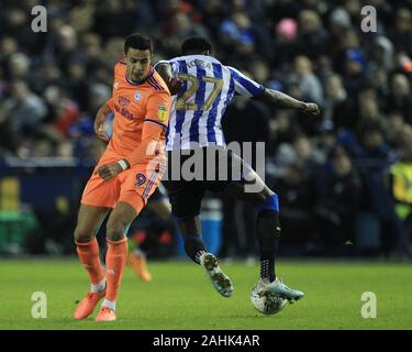 SHEFFIELD, Inghilterra - Dicembre 29th Robert Glatzel di Cardiff City battaglie con Dominic Iorfa di Sheffield Mercoledì durante il cielo di scommessa match del campionato tra Sheffield mercoledì e Cardiff City a Hillsborough, Sheffield domenica 29 dicembre 2019. (Credit: Mark Fletcher | MI News( la fotografia può essere utilizzata solo per il giornale e/o rivista scopi editoriali, è richiesta una licenza per uso commerciale Foto Stock