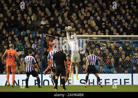 SHEFFIELD, Inghilterra - Dicembre 29th Neil Etheridge di Cardiff City rivendicazioni una croce durante il cielo di scommessa match del campionato tra Sheffield mercoledì e Cardiff City a Hillsborough, Sheffield domenica 29 dicembre 2019. (Credit: Mark Fletcher | MI News( la fotografia può essere utilizzata solo per il giornale e/o rivista scopi editoriali, è richiesta una licenza per uso commerciale Foto Stock