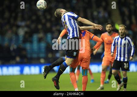 SHEFFIELD, Inghilterra - Dicembre 29th Julian Borner di Sheffield Mercoledì contesta una testata con Robert Glatzel durante il cielo di scommessa match del campionato tra Sheffield mercoledì e Cardiff City a Hillsborough, Sheffield domenica 29 dicembre 2019. (Credit: Mark Fletcher | MI News( la fotografia può essere utilizzata solo per il giornale e/o rivista scopi editoriali, è richiesta una licenza per uso commerciale Foto Stock