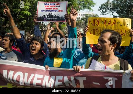 Kolkata, West Bengal, India. Xix Dec, 2019. Didascalia: Kolkata, West Bengal, India, Dicembre 30, 2019: protesta contro la cittadinanza controverso emendamento atto continua acorss il paese dove un enorme numero di persone soprattutto studenti e uomo comune tra cui comunità musulmana .ha sollevato la loro voce controil bill passato dal Governo dell India al parlamento. Kolkata, la capitale del Bengala Occidentale tra le città dell India dove gli studenti, uomo comune indipendentemente dalla comunità religiosa, identità politica ha formato .massiccia protesta contro la cittadinanza Amendment Bill come richiama Foto Stock