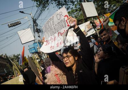 Kolkata, West Bengal, India. Xix Dec, 2019. Didascalia: Kolkata, West Bengal, India, Dicembre 30, 2019: protesta contro la cittadinanza controverso emendamento atto continua acorss il paese dove un enorme numero di persone soprattutto studenti e uomo comune tra cui comunità musulmana .ha sollevato la loro voce controil bill passato dal Governo dell India al parlamento. Kolkata, la capitale del Bengala Occidentale tra le città dell India dove gli studenti, uomo comune indipendentemente dalla comunità religiosa, identità politica ha formato .massiccia protesta contro la cittadinanza Amendment Bill come richiama Foto Stock