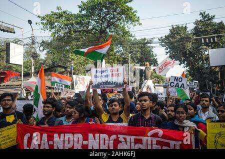 Kolkata, West Bengal, India. Xix Dec, 2019. Didascalia: Kolkata, West Bengal, India, Dicembre 30, 2019: protesta contro la cittadinanza controverso emendamento atto continua acorss il paese dove un enorme numero di persone soprattutto studenti e uomo comune tra cui comunità musulmana .ha sollevato la loro voce controil bill passato dal Governo dell India al parlamento. Kolkata, la capitale del Bengala Occidentale tra le città dell India dove gli studenti, uomo comune indipendentemente dalla comunità religiosa, identità politica ha formato .massiccia protesta contro la cittadinanza Amendment Bill come richiama Foto Stock