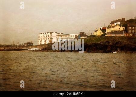 Edifici di Youghal sulla riva di Youghal Bay durante il tempestoso e nebbioso giorno.County Cork, Irlanda. Foto Stock