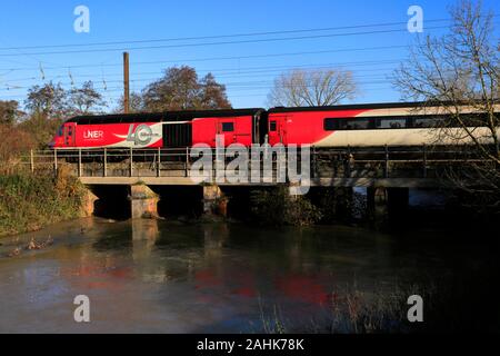 Treno LNER 43318, sopra un fiume allagata, East Coast Main Line Railway, Grantham, Lincolnshire, England, Regno Unito Foto Stock