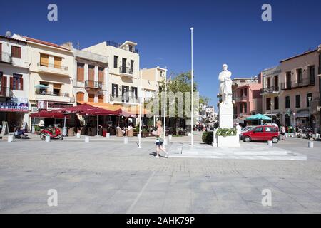 La statua del Milite Ignoto, situato in Piazza Homonyn in Rethymnon, Creta. Foto Stock