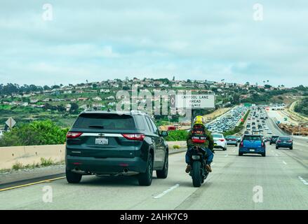 Corsia Carpool avanti - il segno su grandi overhead signage driver informa circa la distanza ad alta occupazione corsia del veicolo - San Diego, California, Stati Uniti d'America - Aprile Foto Stock