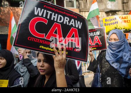 Kolkata, West Bengal, India. Xix Dec, 2019. Didascalia: Kolkata, West Bengal, India, Dicembre 30, 2019: protesta contro la cittadinanza controverso emendamento atto continua acorss il paese dove un enorme numero di persone soprattutto studenti e uomo comune tra cui comunità musulmana .ha sollevato la loro voce controil bill passato dal Governo dell India al parlamento. Kolkata, la capitale del Bengala Occidentale tra le città dell India dove gli studenti, uomo comune indipendentemente dalla comunità religiosa, identità politica ha formato .massiccia protesta contro la cittadinanza Amendment Bill come invo Foto Stock