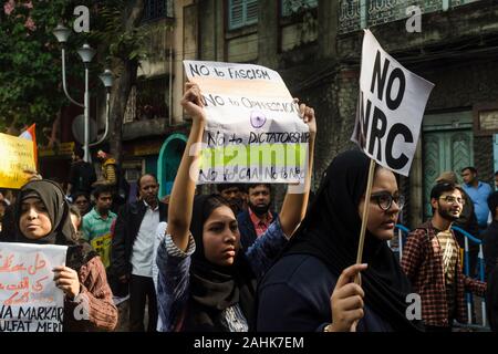 Kolkata, West Bengal, India. Xix Dec, 2019. Didascalia: Kolkata, West Bengal, India, Dicembre 30, 2019: protesta contro la cittadinanza controverso emendamento atto continua acorss il paese dove un enorme numero di persone soprattutto studenti e uomo comune tra cui comunità musulmana .ha sollevato la loro voce controil bill passato dal Governo dell India al parlamento. Kolkata, la capitale del Bengala Occidentale tra le città dell India dove gli studenti, uomo comune indipendentemente dalla comunità religiosa, identità politica ha formato .massiccia protesta contro la cittadinanza Amendment Bill come invo Foto Stock