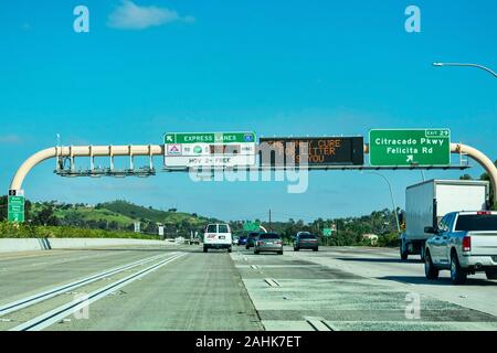 Express lanes segnata da grandi insegne di overhead con quantità di pedaggio. L'unico rimedio per la lettiera è di testo sulla variabile elettronica segno del messaggio - San Di Foto Stock