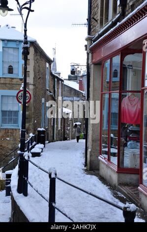 Coperta di neve Paul street tra Catherine Hill e Palmer Street. Poche persone sono a piedi lungo questa stretta strada sdrucciolevole in Frome ,Somerset. Foto Stock