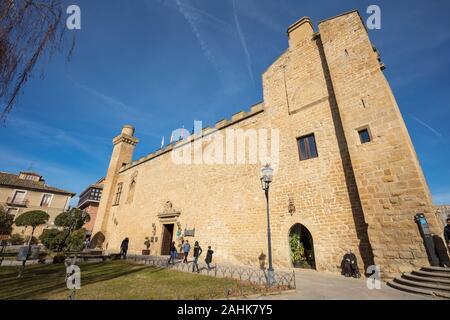 Olite, Navarra, Spagna; 02/09/2019; vista del Parador de Olite borgo medievale in provincia di Navarra, Spagna Foto Stock