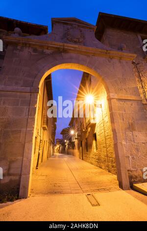 Olite è un bellissimo borgo medievale in provincia di Navarra, Spagna Foto Stock