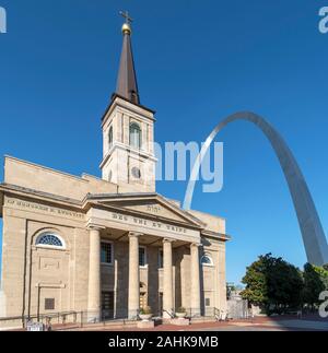 La vecchia cattedrale (Basilica di San Luigi, re di Francia) con il Gateway Arch dietro, Saint Louis, Missouri, Stati Uniti d'America Foto Stock