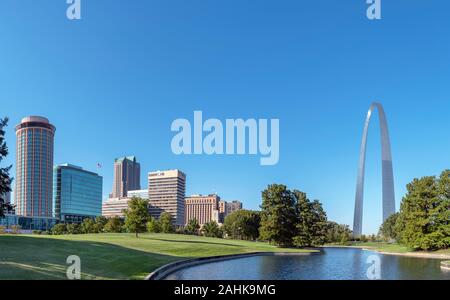 Il Gateway Arch e skyline del centro dal Gateway Arch National Park, Saint Louis, Missouri, Stati Uniti d'America Foto Stock