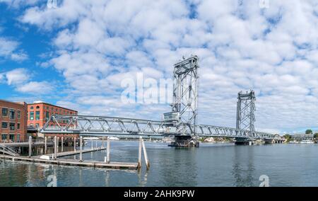 Il Memorial Bridge oltre il fiume Piscataqua, Portsmouth, New Hampshire, Stati Uniti d'America. Il ponte collega New Hampshire a Maine. Foto Stock