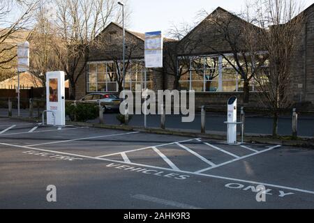 Un auto elettrica podpoint di carica che mostra due tipi di punto di caricamento in attesa di essere commissionato ad un negozio Tesco in Greenfield, Oldham, Regno Unito Foto Stock