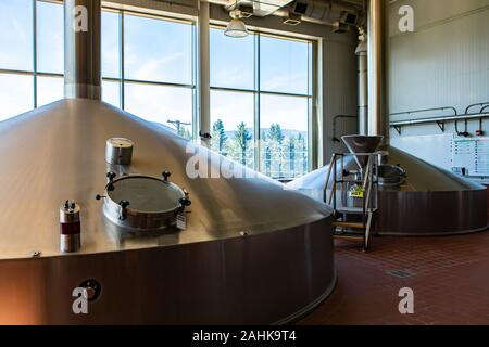 Mash lauter tun, due in acciaio inox grandi navi, birra serbatoio superiore con vetro porta manway, moderno tini di filtrazione, sala birreria nella grande fabbrica di birra macchine Foto Stock