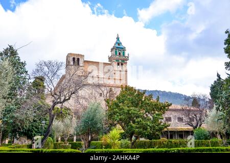 La Certosa di Valldemossa, di Valldemossa, Mallorca, Spagna circondato da un parco verde nel cortile. Famosa Certosa di Valldemossa, Spagnolo di attrazione turistica. Foto Stock