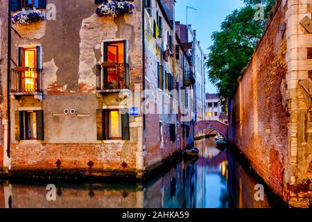 Edificio medievale sul canale della Misericordi e Rio del Grimani, Venezia, Italia Foto Stock