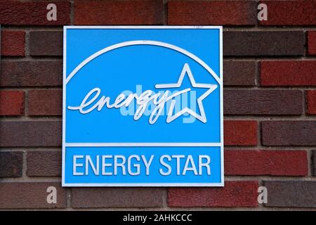 Il logo Energy Star sul muro esterno di un edificio in mattoni che indica detto edificio ha incontrato l'efficienza energetica e gli obiettivi di prestazione stabiliti da US EPA Foto Stock