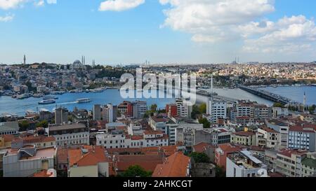 Una vista di Istanbul dalla Torre di Galata in Beyoglu guardando verso Fatih, con la metropolitana e Ataturk di Ponti sul diritto e la moschea di Suleymaniye in retro Foto Stock