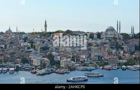Una vista di Istanbul dalla Torre di Galata in Beyoglu guardando verso Fatih, con la moschea di Suleymaniye sulla destra Foto Stock
