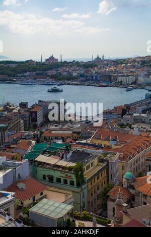 Istanbul, Turkey-September 9 2019. Vista di Istanbul dalla Torre di Galata guardando verso Sultanahmet, con Hagia Sofia a destra e palazzo Topkapi a sinistra Foto Stock