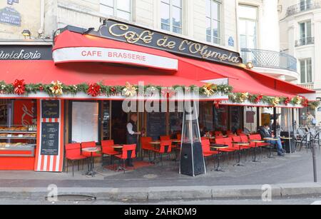 Il cafe Olympia decorato per il Natale. Si tratta di una tradizionale brasserie parigina, situato sul boulevard Madeleine a Parigi, Francia. Foto Stock