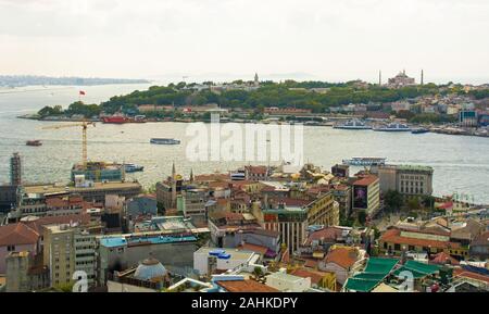 Istanbul, Turkey-September 9 2019. Vista di Istanbul dalla Torre di Galata guardando verso Sultanahmet, con Hagia Sofia a destra e palazzo Topkapi a sinistra Foto Stock