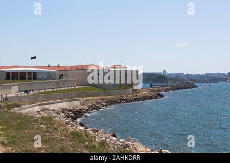 Sebastopoli, Crimea, Russia - Luglio 25, 2019: il Museo e il complesso espositivo Konstantinovskaya batteria in hero città di Sebastopoli, Crimea Foto Stock