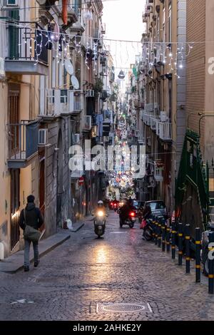 Napoli, Italia - 24 dicembre 2019: una strada dei Quartieri Spagnoli, nel centro della citta'. Vista tipica di un quartiere nel centro della citta'. Foto Stock