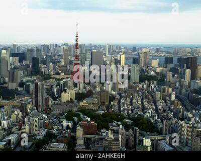 La torre di Tokyo come si vede dal Roppongi Hills Mori Tower a Tokyo Foto Stock