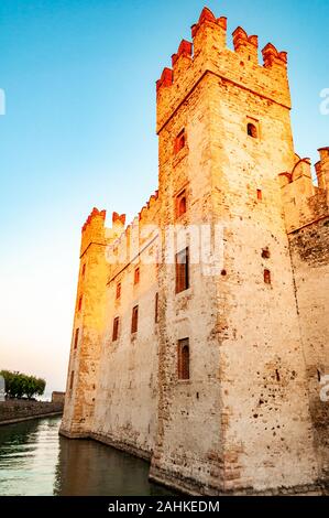 Sirmione, Lombardia, Italia - 12 Settembre 2019: fortezza di mura del Castello Scaligero o il castello di Sirmione circondata da canali di acqua del Garda l Foto Stock