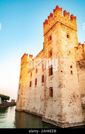 Sirmione, Lombardia, Italia - 12 Settembre 2019: fortezza di mura del Castello Scaligero o il castello di Sirmione circondata da canali di acqua del Garda l Foto Stock