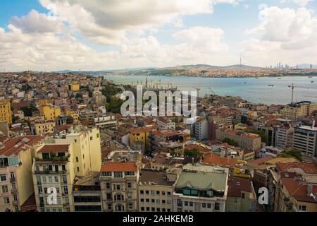 Una vista di Istanbul dalla Torre di Galata in Beyoglu guardando verso Uskudar in background, Galata e Karakoy in primo piano Foto Stock