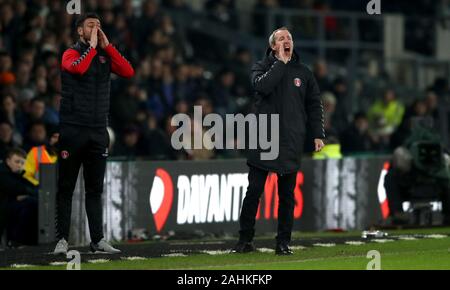 Charlton Athletic manager Lee Bowyer (a destra) e l'assistente Johnnie Jackson durante il cielo di scommessa match del campionato al Pride Park, Derby. Foto Stock