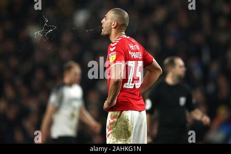 Charlton Athletic's Darren Pratley reagisce dopo il suo lato ammettere un secondo obiettivo durante il cielo di scommessa match del campionato al Pride Park, Derby. Foto Stock