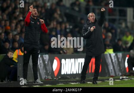 Charlton Athletic manager Lee Bowyer (destra) e assistente manager Johnnie Jackson durante il cielo di scommessa match del campionato al Pride Park, Derby. Foto Stock