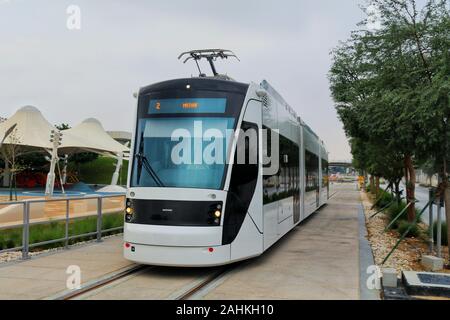 Qatar Foundation (QF) ha lanciato l’Education City Tram, un sistema di trasporto pionieristico che porta in Qatar una nuova forma di viaggi sostenibili Foto Stock