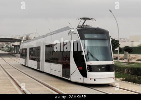 Qatar Foundation (QF) ha lanciato l’Education City Tram, un sistema di trasporto pionieristico che porta in Qatar una nuova forma di viaggi sostenibili Foto Stock